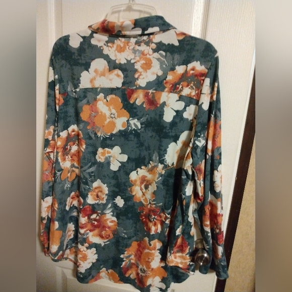 Women's plus size button down long sleeve blouse - Picture 5 of 5